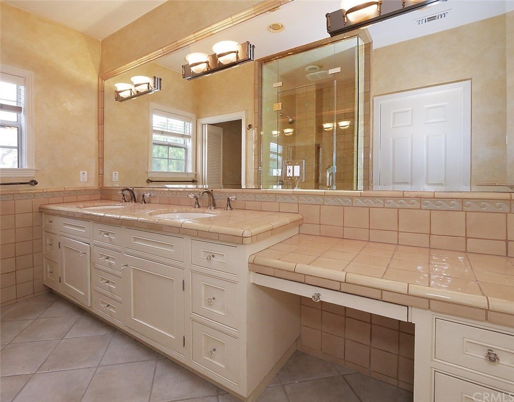 500 3rd Street Manhattan Beach, CA 90266 - Photo 20 of 40 Primary Bathroom