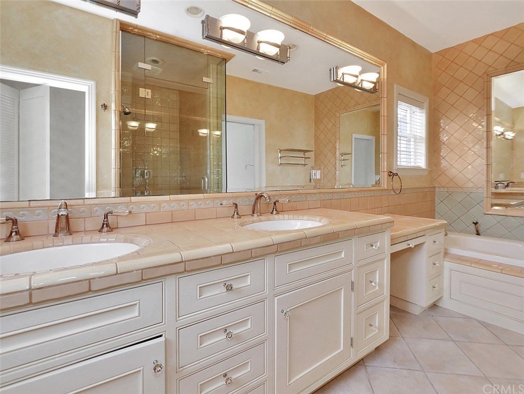 500 3rd Street Manhattan Beach, CA 90266 - Photo 21 of 40 Primary Bathroom2