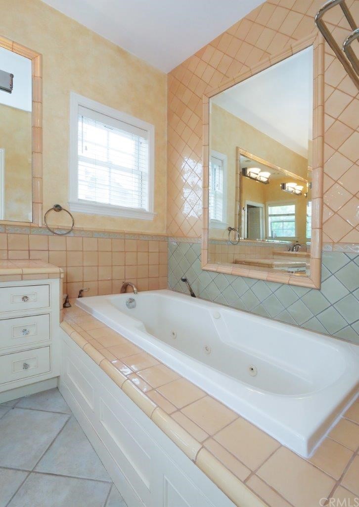 500 3rd Street Manhattan Beach, CA 90266 - Photo 22 of 40 Primary Bathroom tub