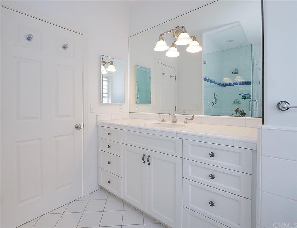 500 3rd Street Manhattan Beach, CA 90266 - Photo 28 of 40 Upstairs hallway Bathroom