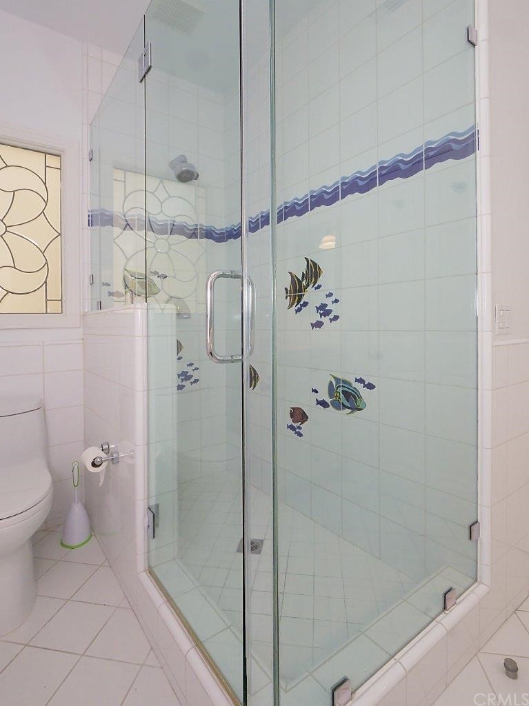500 3rd Street Manhattan Beach, CA 90266 - Photo 29 of 40 Upstairs hallway bathroom shower