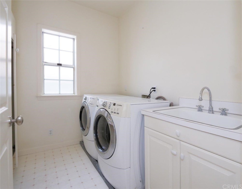 500 3rd Street Manhattan Beach, CA 90266 - Photo 37 of 40 Laundry room