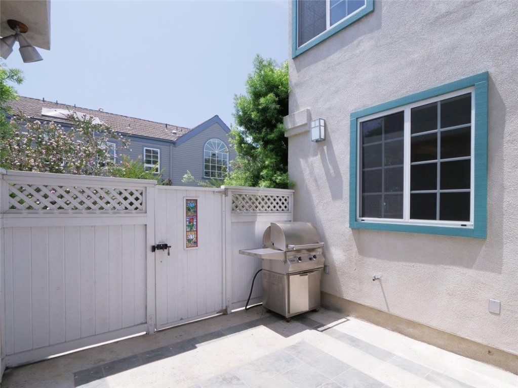 500 3rd Street Manhattan Beach, CA 90266 - Photo 38 of 40 Patio and BBBQ