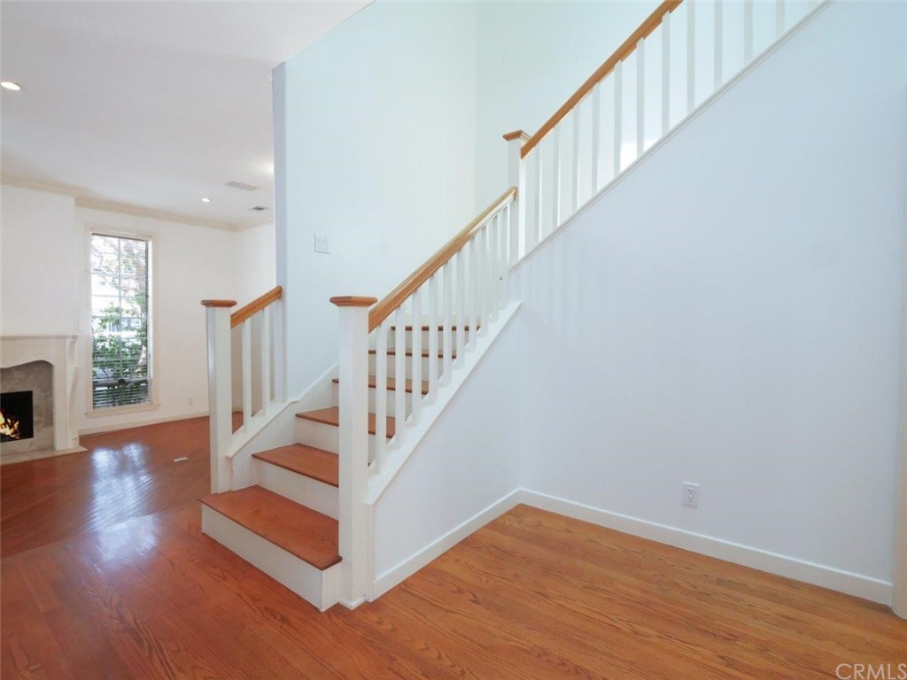 500 3rd Street Manhattan Beach, CA 90266 - Photo 6 of 40 Entry staircase