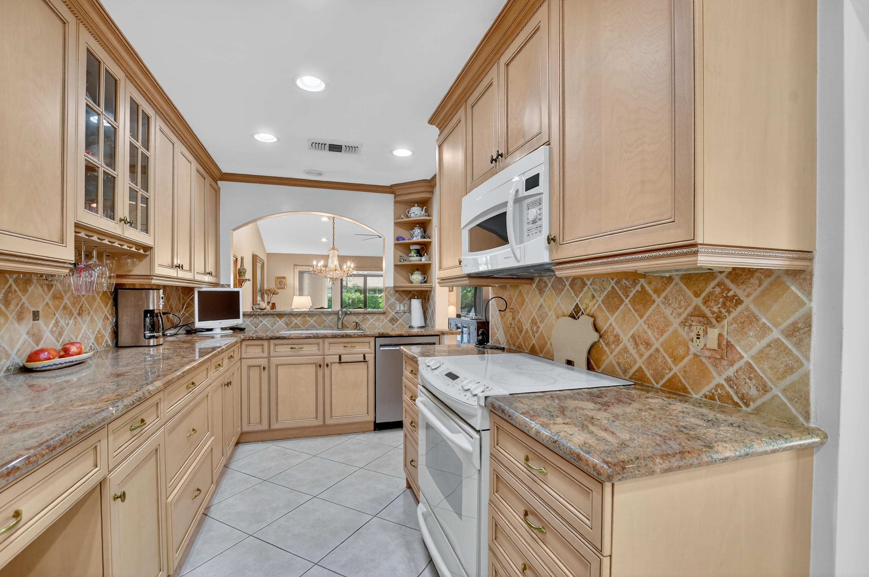 6914 Escobar Court Boca Raton, FL 33433 - Photo 9 of 39 KITCHEN