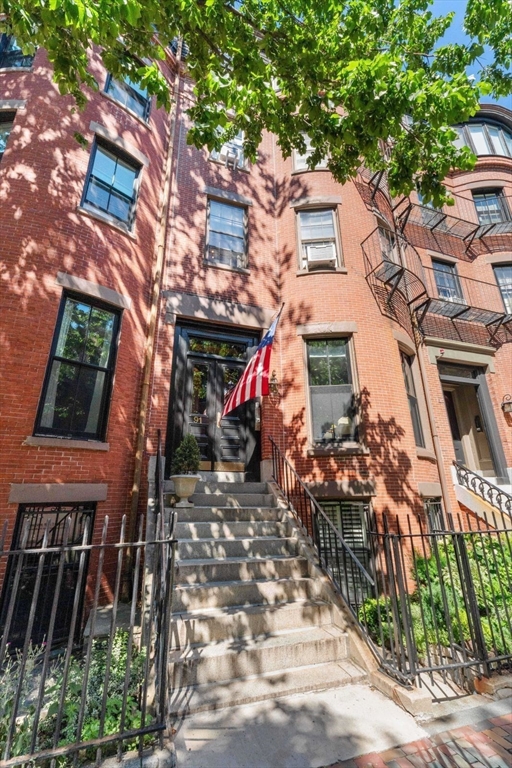 91 Waltham Street, Unit 4 Boston, MA 02118 - Photo 24 of 26 a view of a house with a yard