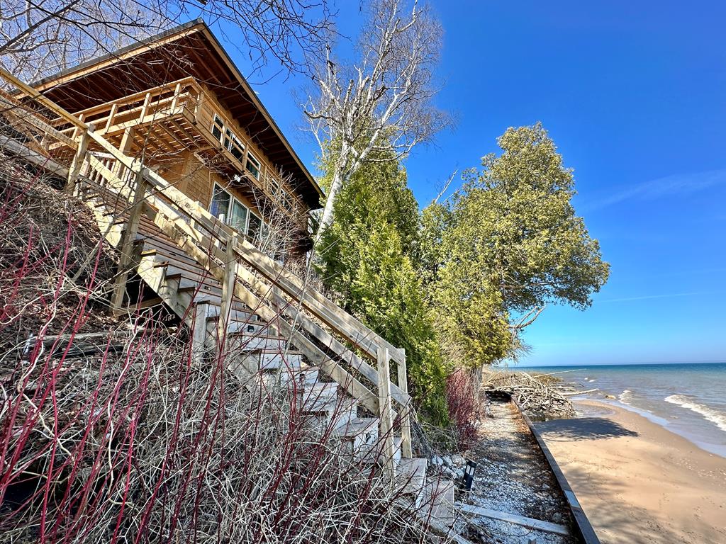2850 Lakeshore Road Kewaunee, WI 54216 - Photo 1 of 28
