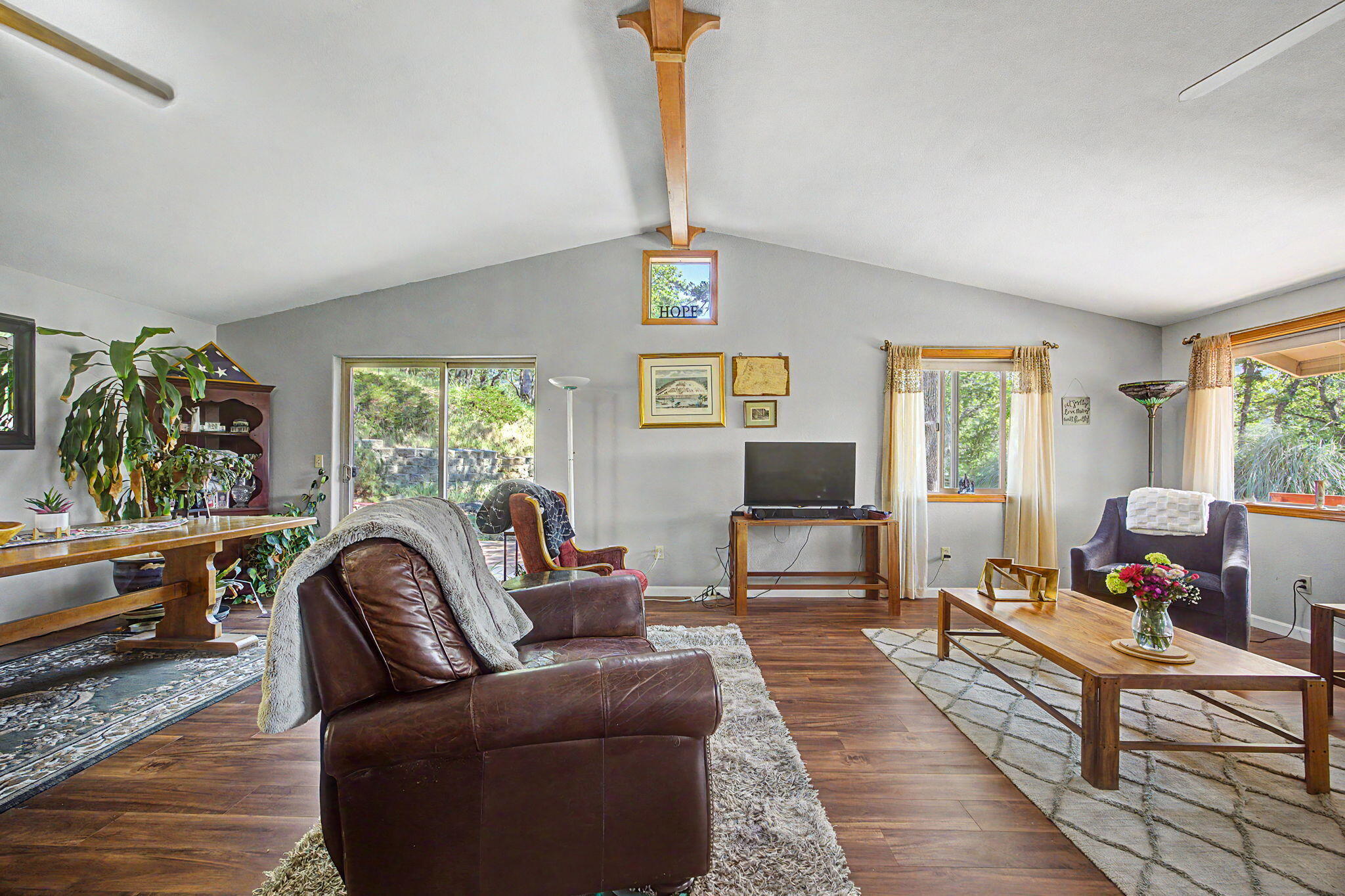 5366 Pioneer Road Medford, OR 97501 - Photo 5 of 36 Main House Living Room w/ vaulted ceiling