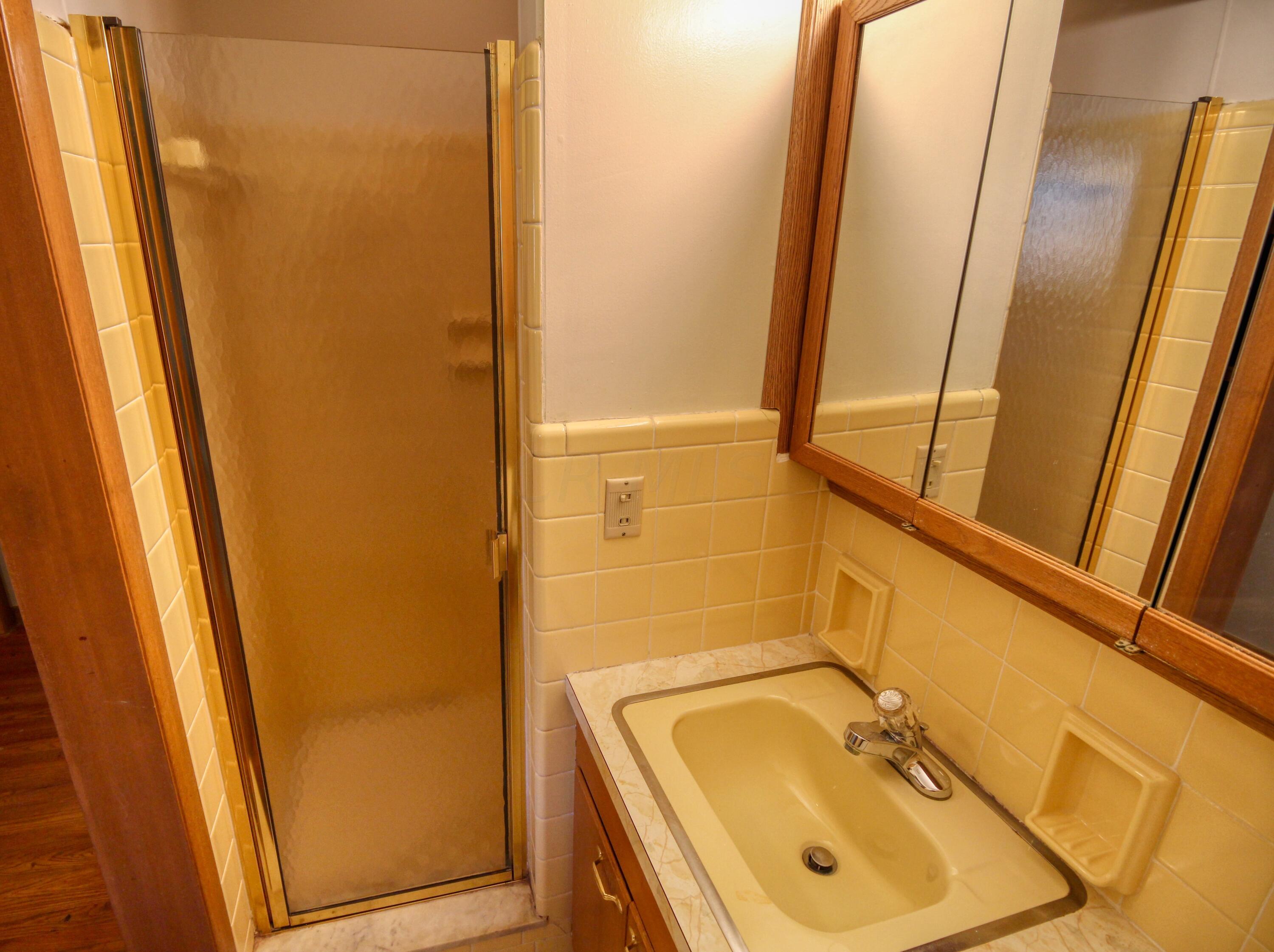 2066 Middlesex Road Columbus, OH 43220 - Photo 18 of 26 MasterBath2
