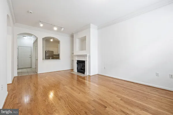 $2,200 | 7 Booth Street, Unit 109, Gaithersburg, MD 20878