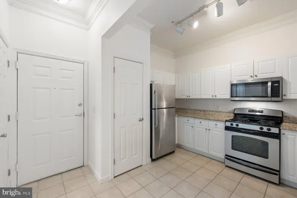 $2,200 | 7 Booth Street, Unit 109, Gaithersburg, MD 20878