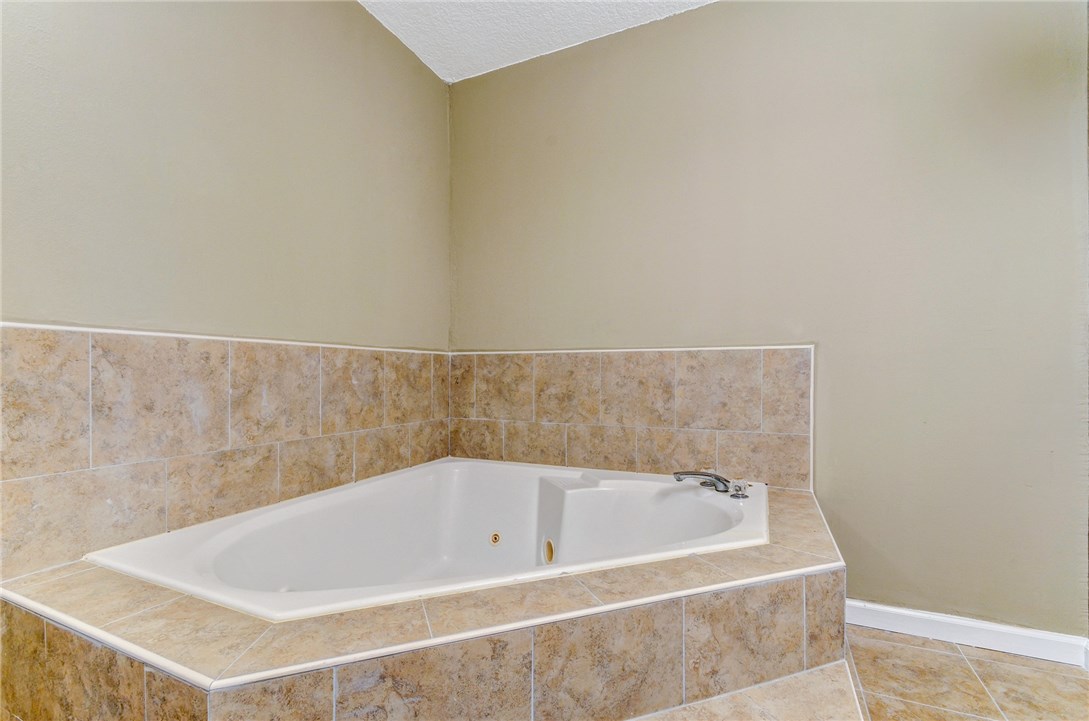 96231 Willyoung Road Yulee, FL 32097 - Photo 12 of 24 a bathroom with a bathtub