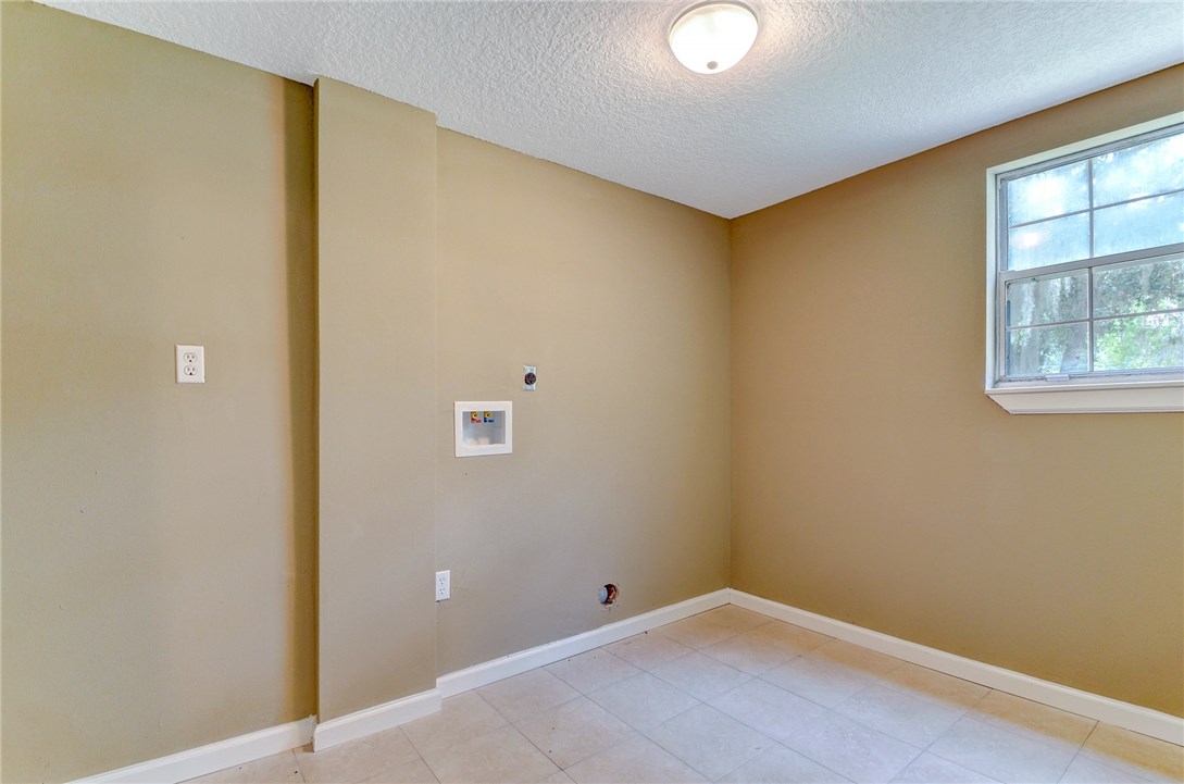 96231 Willyoung Road Yulee, FL 32097 - Photo 19 of 24 an empty room with windows and closet