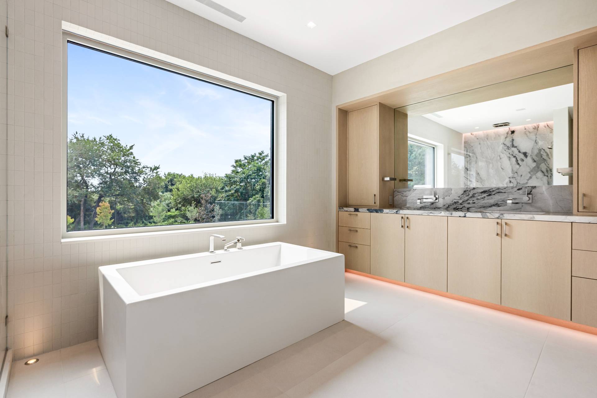 10 Mill Path Bridgehampton, NY 11963 - Photo 26 of 46 a spacious bathroom with a tub a sink and mirror
