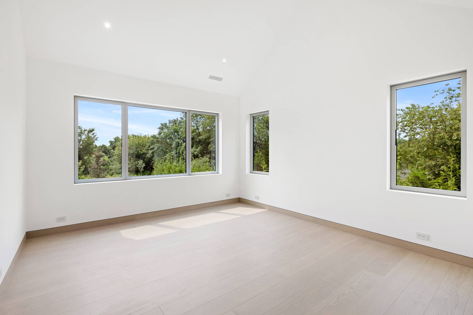 10 Mill Path Bridgehampton, NY 11963 - Photo 27 of 46 an empty room with windows and view
