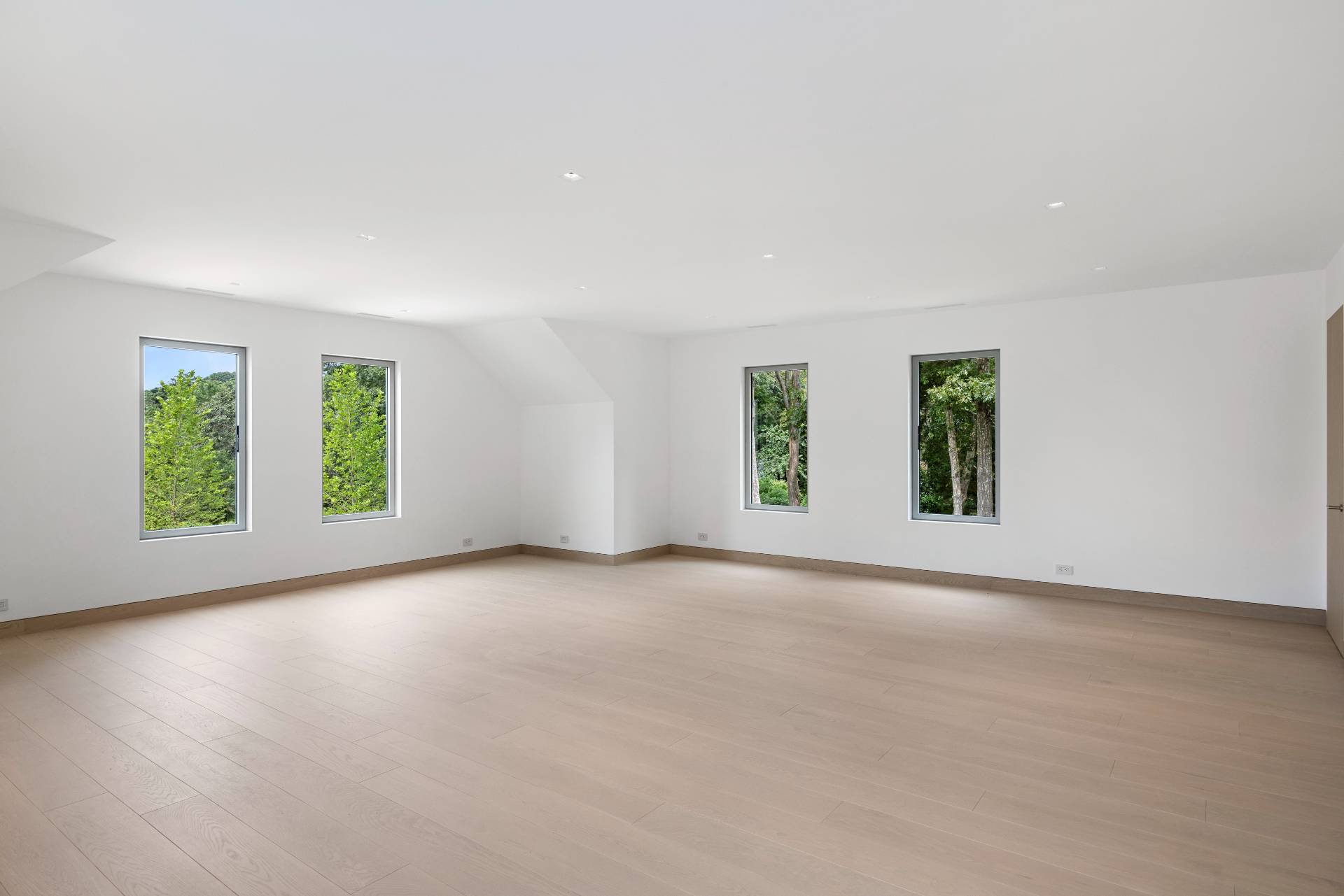 10 Mill Path Bridgehampton, NY 11963 - Photo 36 of 46 an empty room with windows