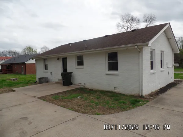 a view of a house with backyard