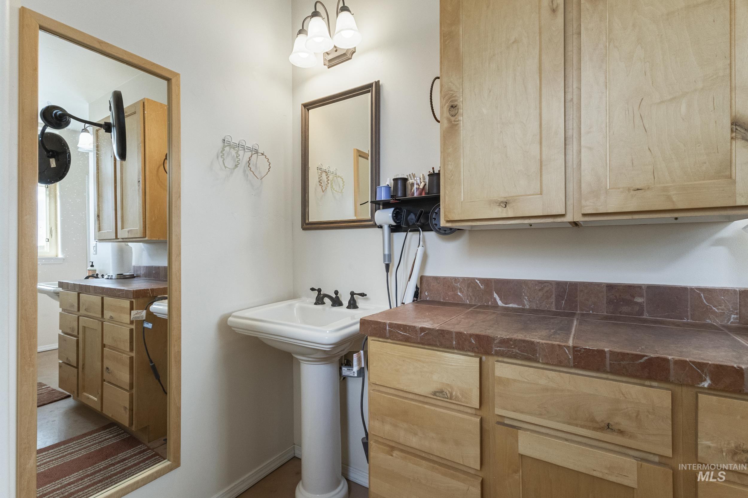 382 River Road Bliss, ID 83314 - Photo 22 of 46 Full bath featuring hanging lights