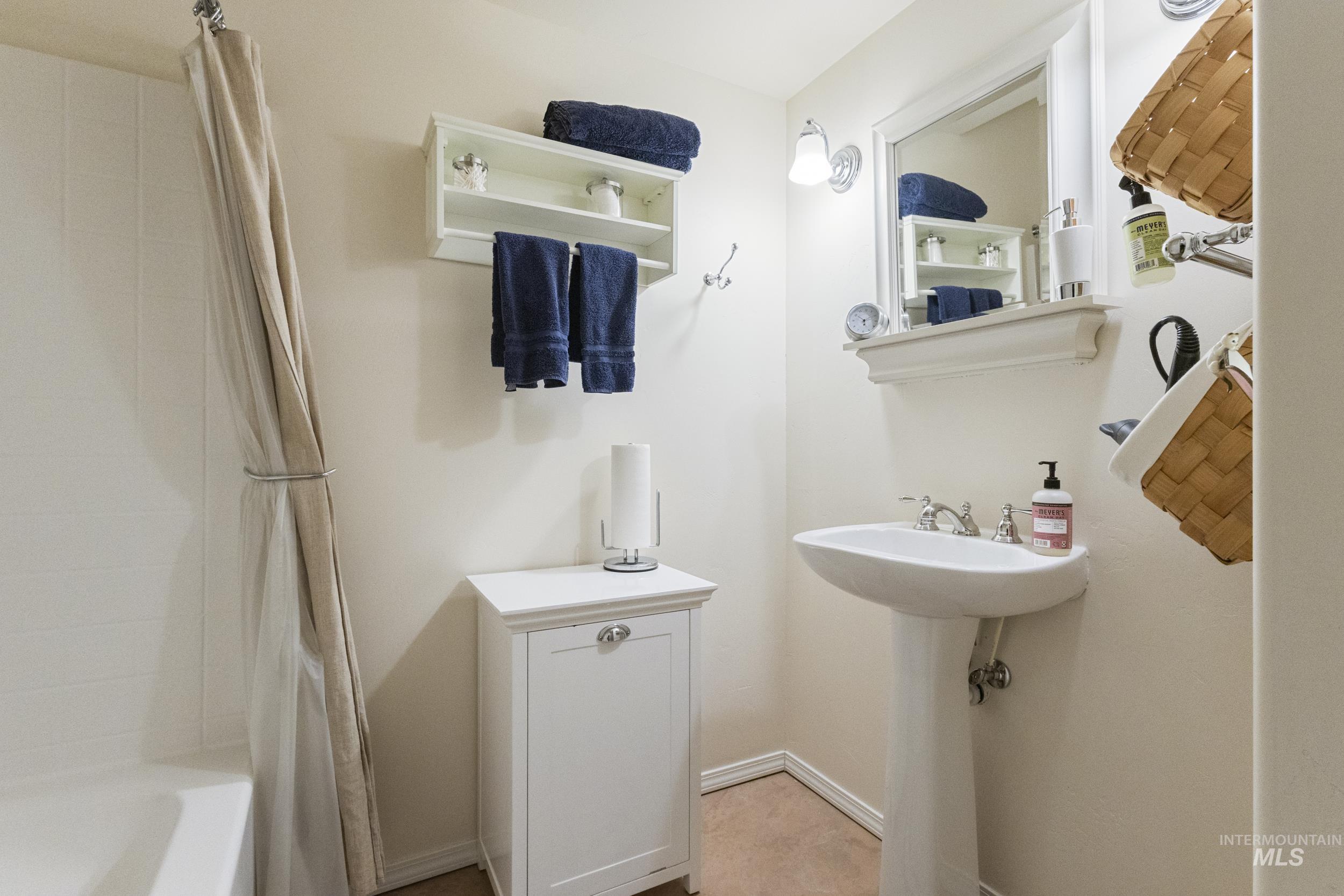 382 River Road Bliss, ID 83314 - Photo 25 of 46 Full bath with shower / bath combo with shower curtain and baseboards