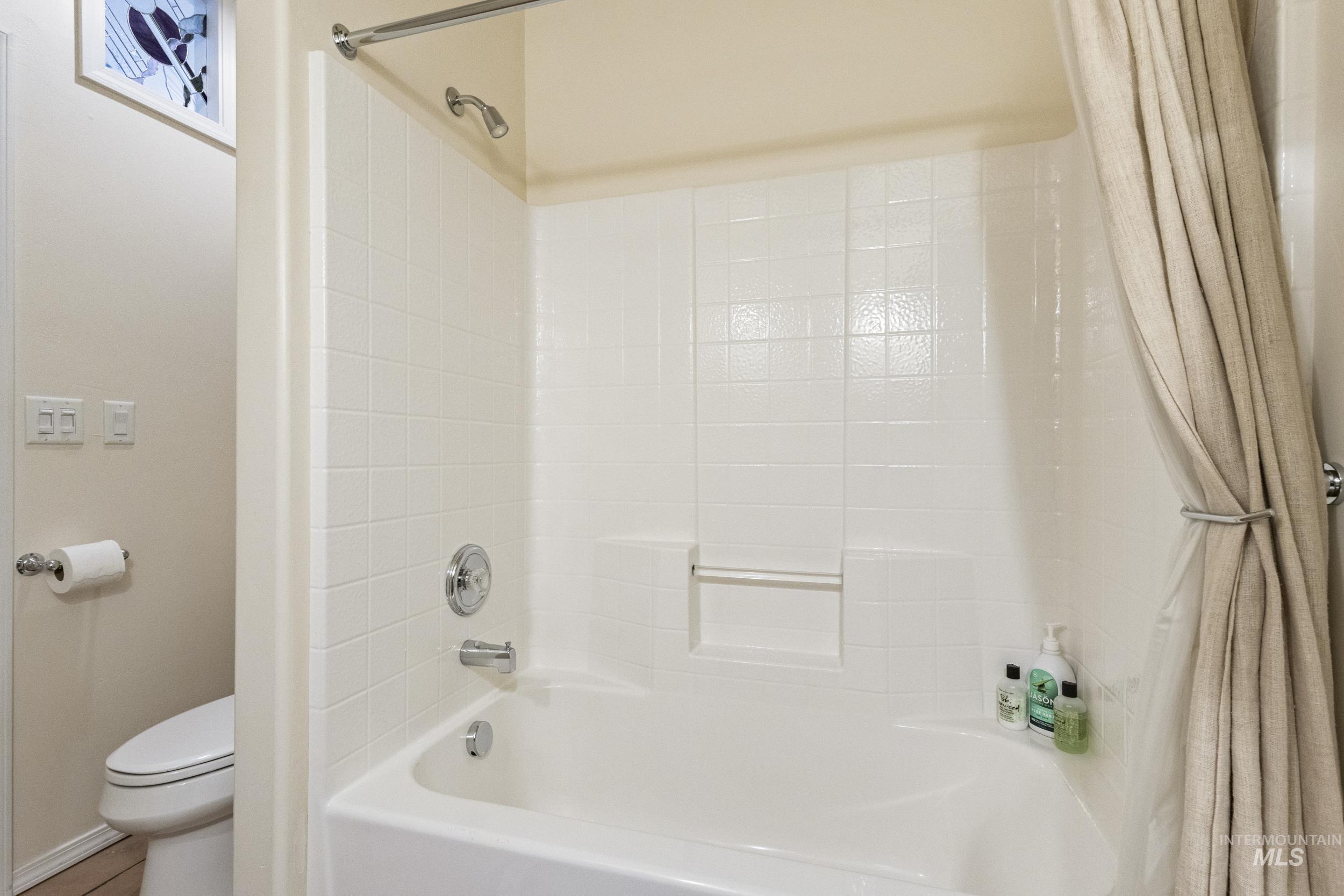 382 River Road Bliss, ID 83314 - Photo 26 of 46 Bathroom with toilet and shower / bathtub combination with curtain