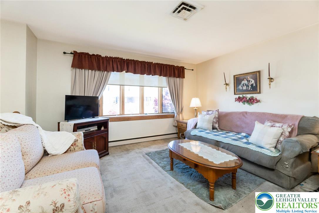 3336 Barklay Road Whitehall, PA 18052 - Photo 5 of 28 Gallery Image 5
