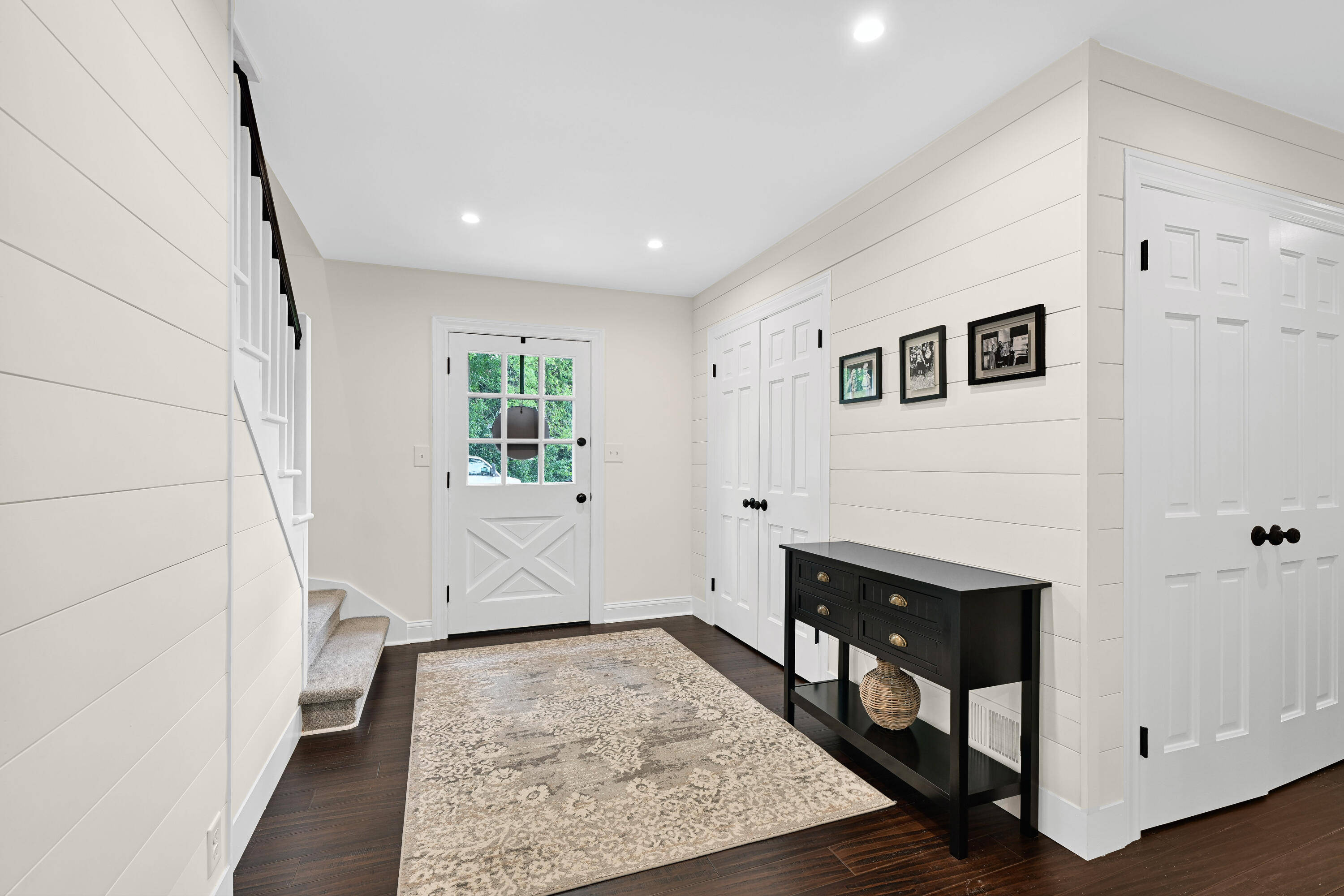 1005 Lone Tree Road Elm Grove, WI 53122 - Photo 4 of 36 Foyer