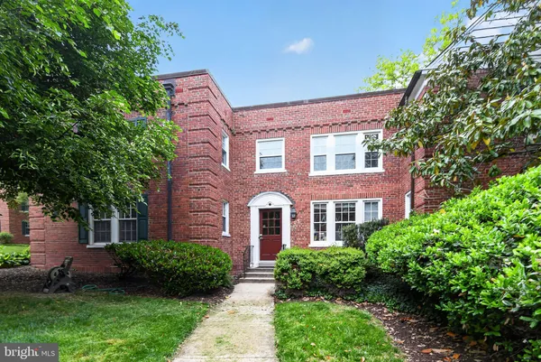 $1,900 | 1752 North Rhodes Street, Unit 330, Arlington, VA 22201