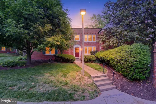 $1,900 | 1752 North Rhodes Street, Unit 330, Arlington, VA 22201