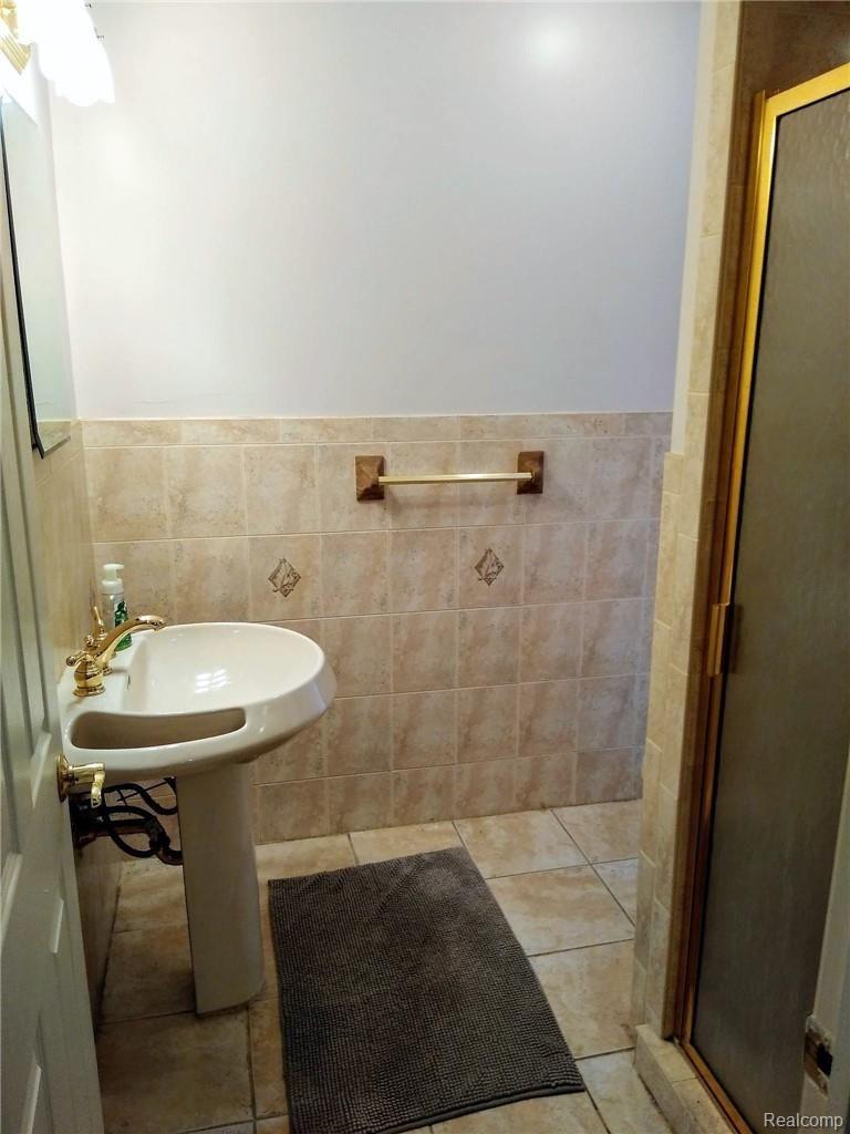 11170 Chicago Road Warren, MI 48093 - Photo 17 of 29 3rd Bedroom Bath.jpg