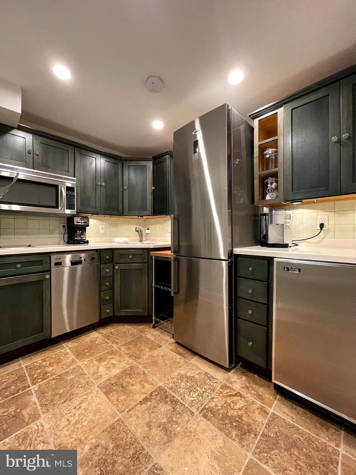 115 D Street Southeast, Unit G7 Washington, DC 20003 - Photo 7 of 21 Striking modern kitchen