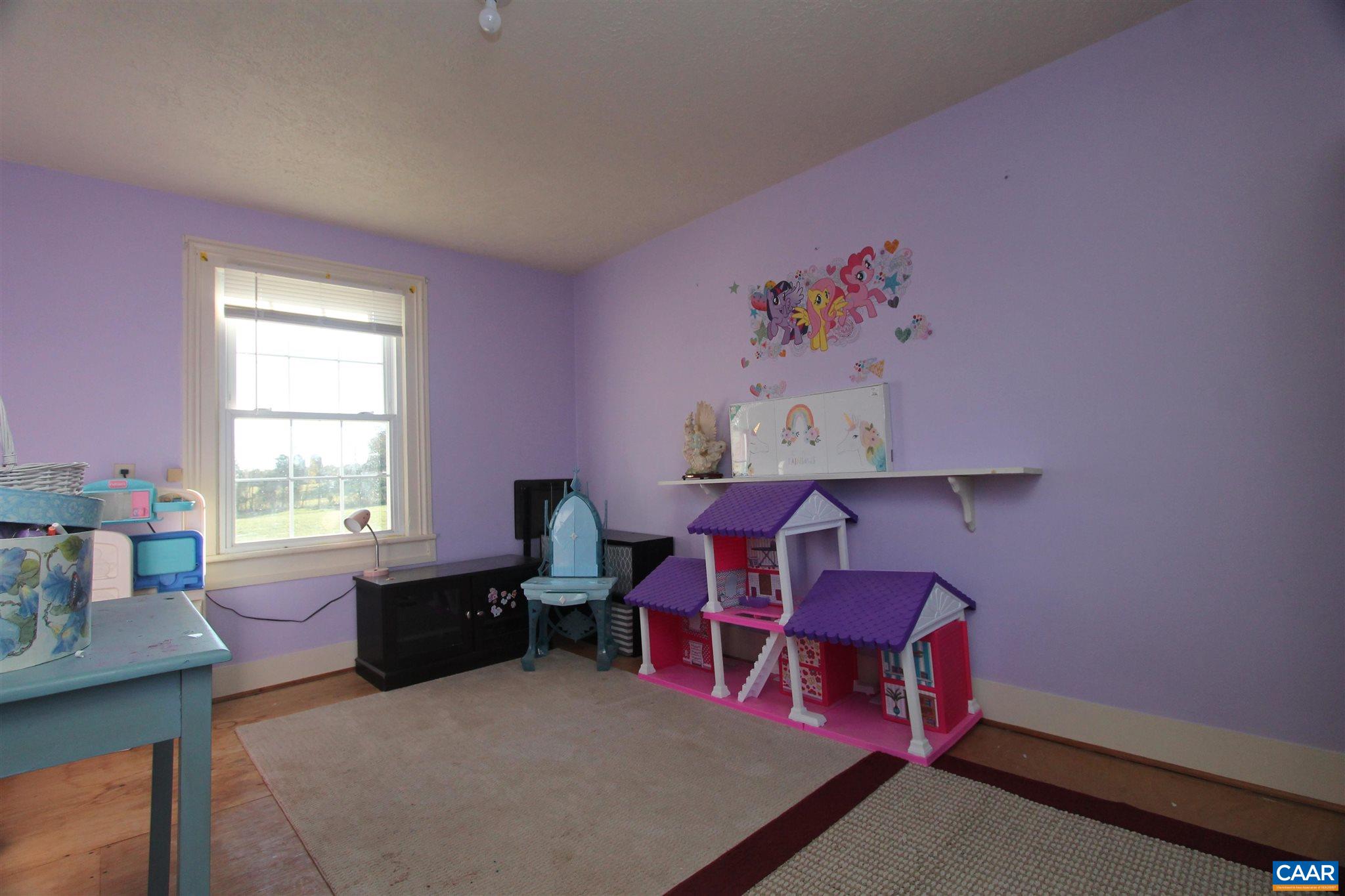 355 Gibbs Road Madison, VA 22727 - Photo 20 of 33 a living room with furniture and a window