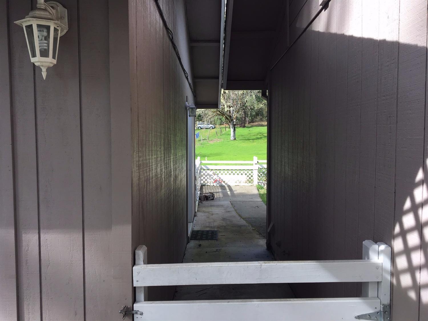 15 Earhart Road Rogue River, OR 97537 - Photo 11 of 14 Breezeway between garage and home