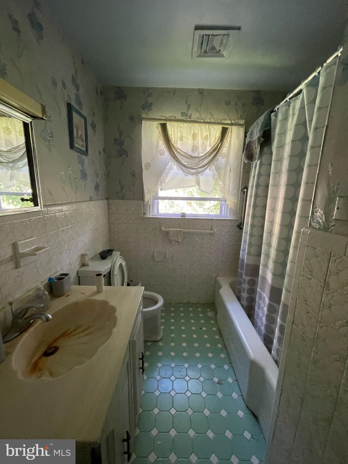 464 Conard Drive Springfield, PA 19064 - Photo 22 of 22 Charming vintage bathroom with pastel tiles.