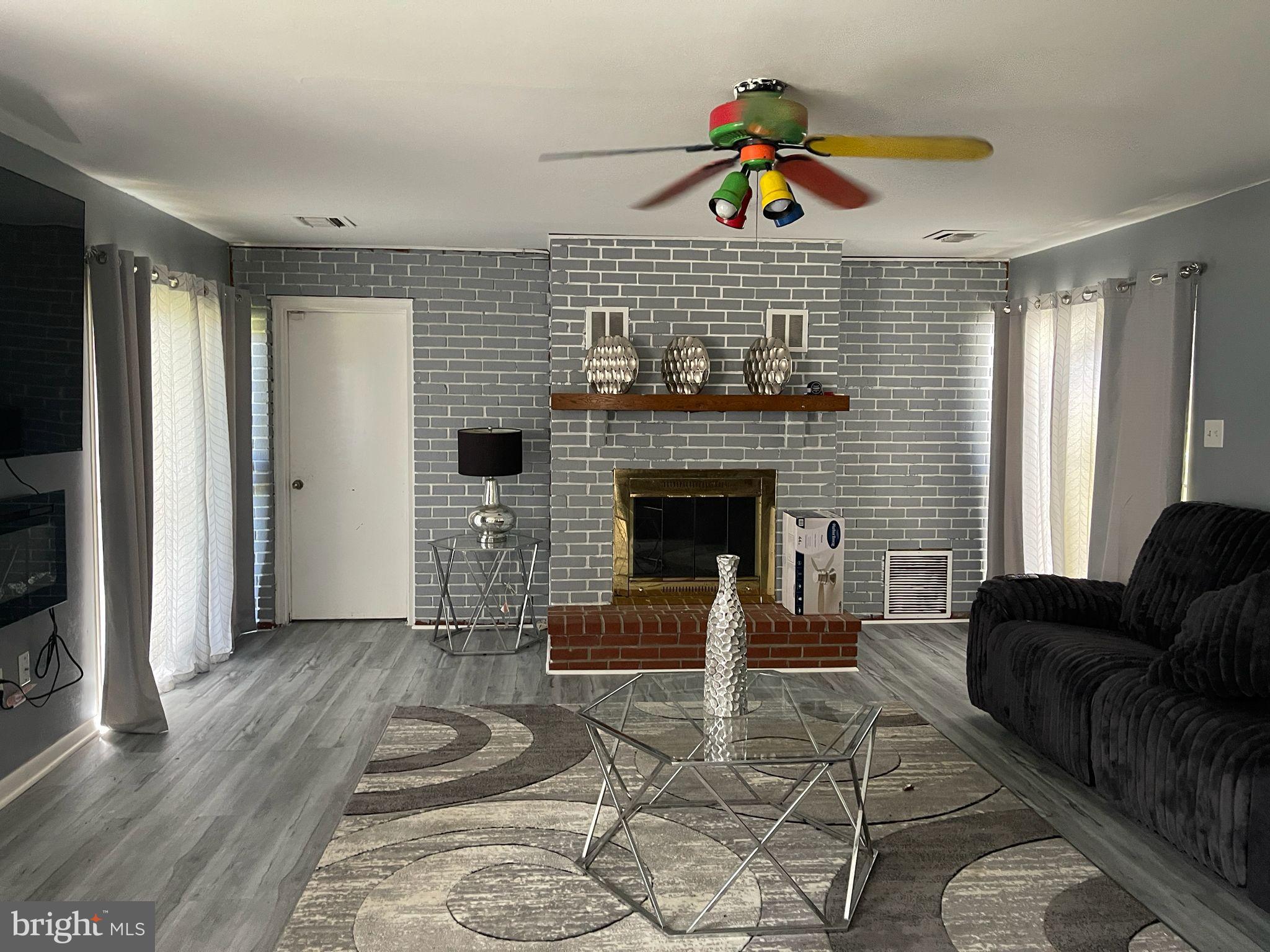 464 Conard Drive Springfield, PA 19064 - Photo 9 of 22 Modern living space with stylish accents.