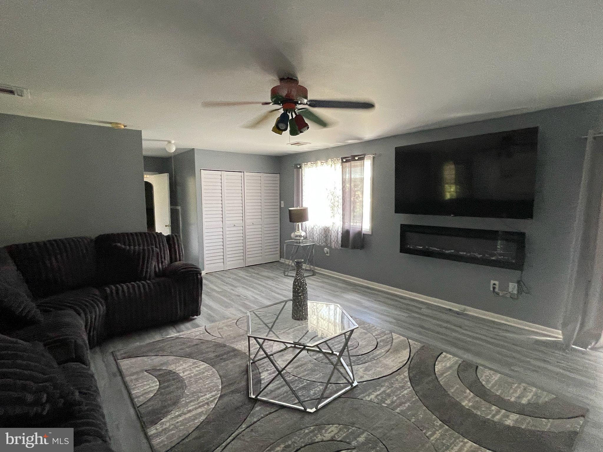 464 Conard Drive Springfield, PA 19064 - Photo 10 of 22 Modern living space with stylish accents.