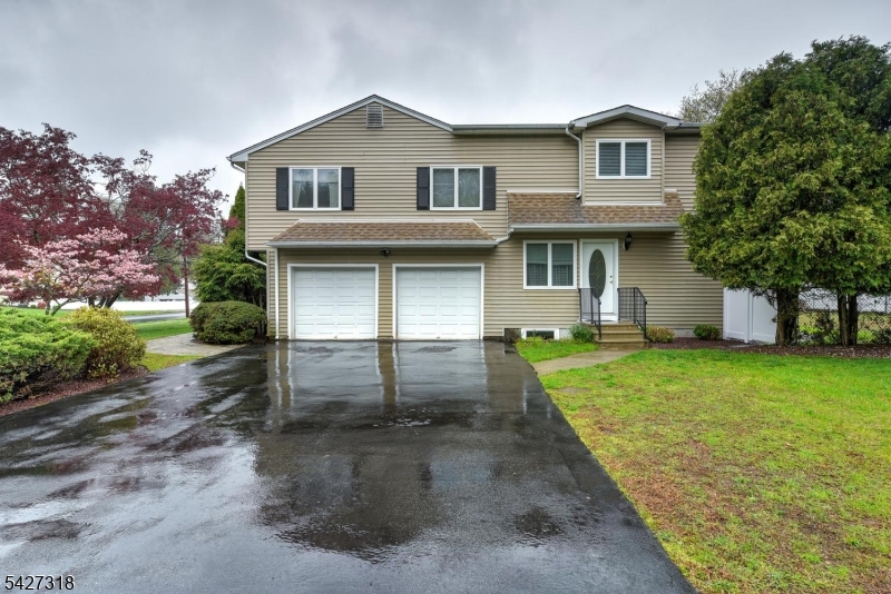 52 Ashburn Road Wayne, NJ 07470 - Photo 5 of 49 front view of a house with a yard