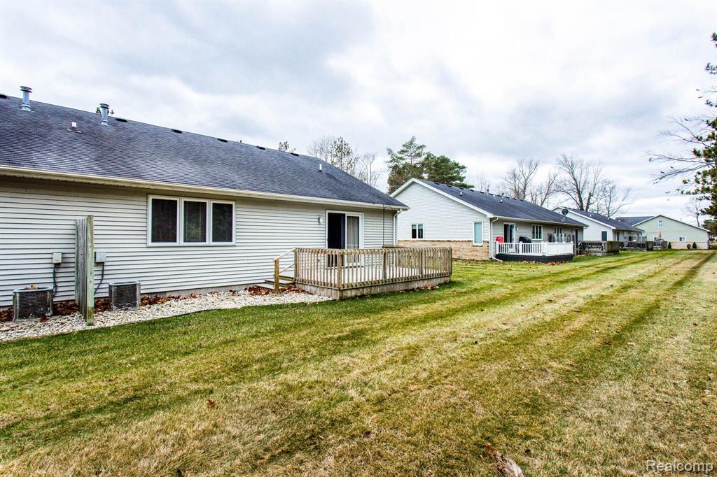 7266 Lakeshore Road Lakeport, MI 48059 - Photo 8 of 36