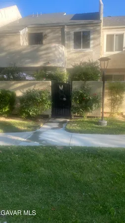 a view of back yard of the house