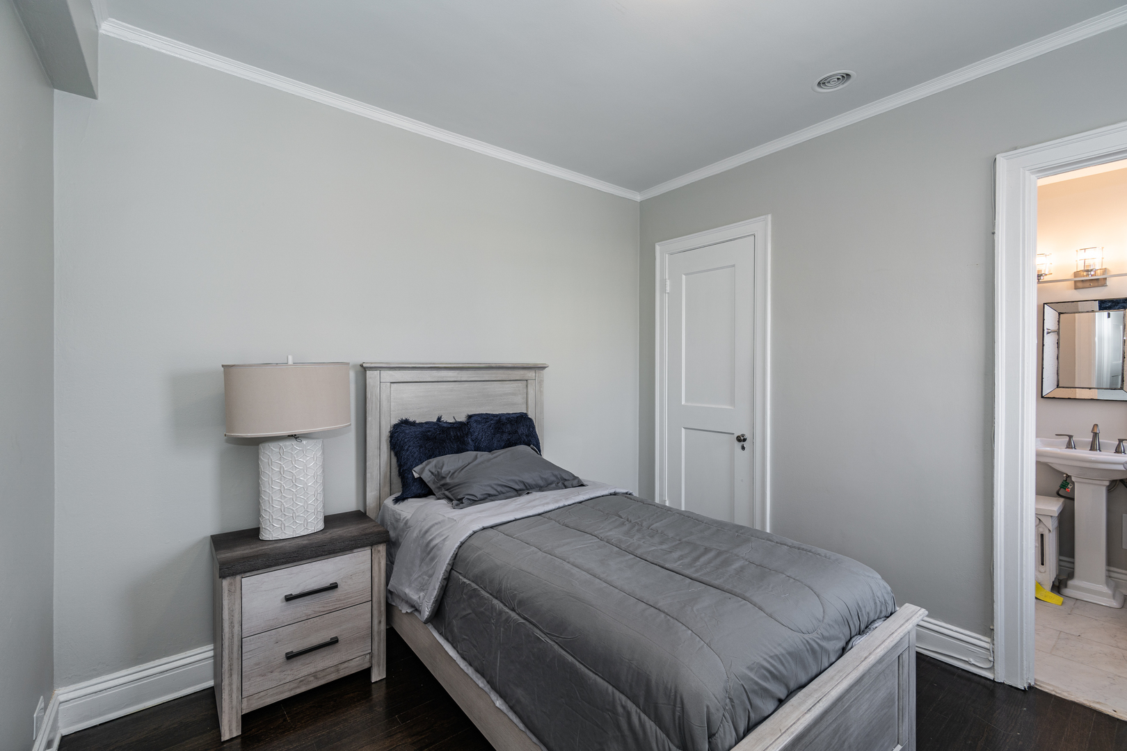 5510 North Sheridan Road, Unit 10A Chicago, IL 60640 - Photo 17 of 40 a bedroom with a bed and a window