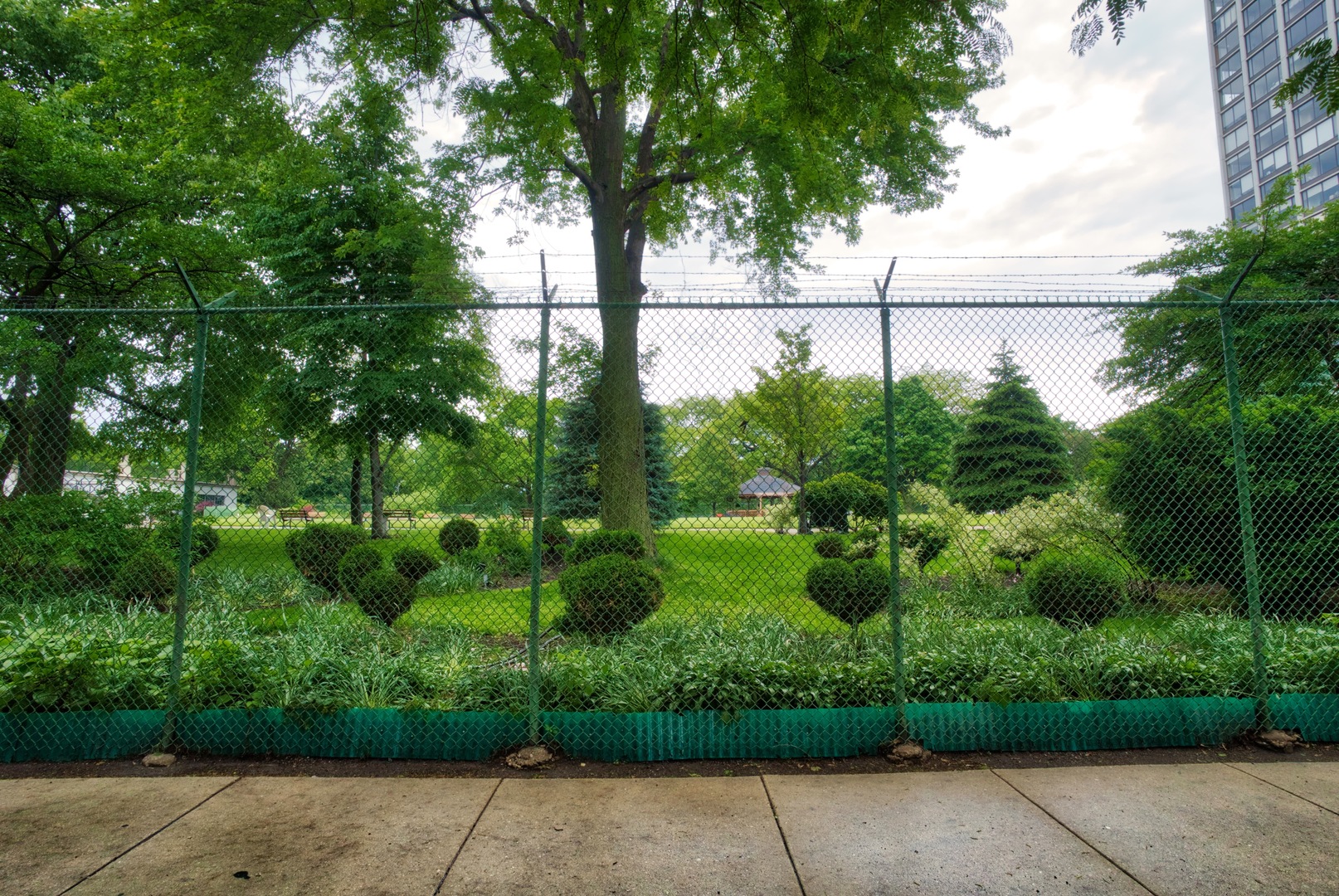 5510 North Sheridan Road, Unit 10A Chicago, IL 60640 - Photo 23 of 40 a view of a garden with a bench