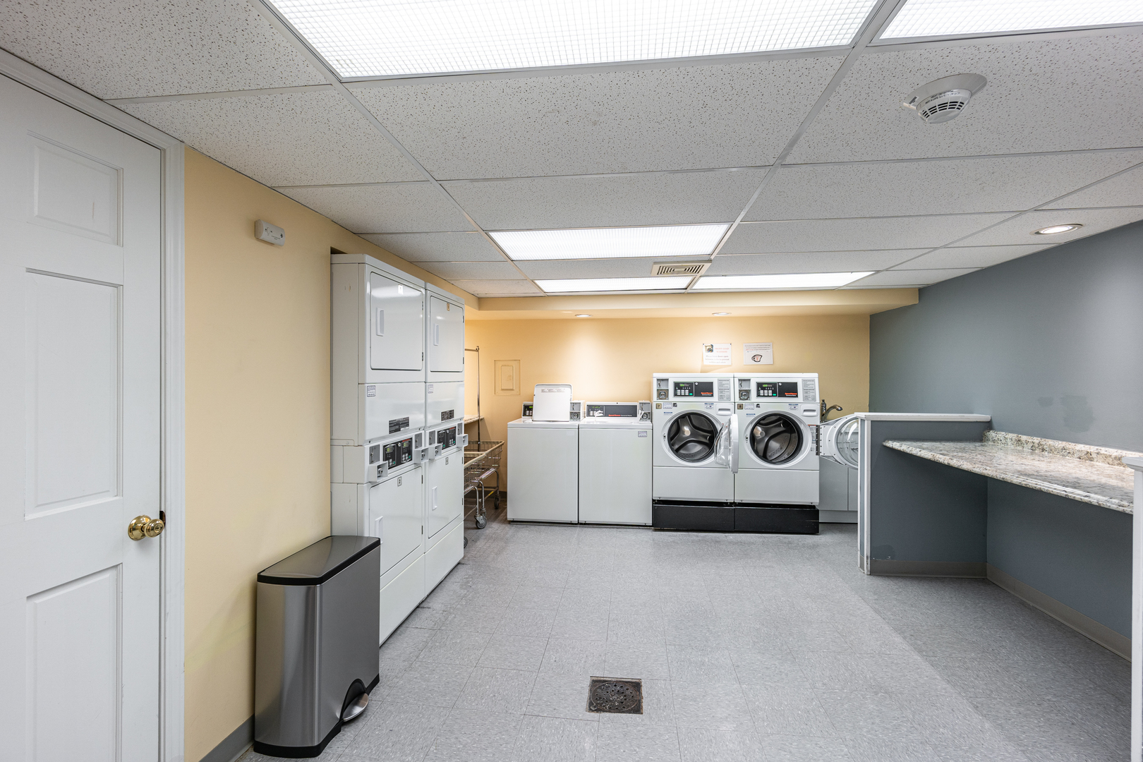 5510 North Sheridan Road, Unit 10A Chicago, IL 60640 - Photo 29 of 40 a view of a kitchen with refrigerator and microwave