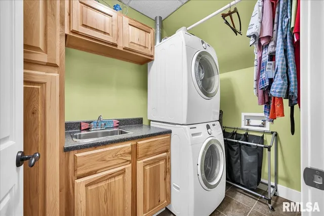 $650,000 | 1015 Sunny Knoll Drive, Galesburg, IL 61401