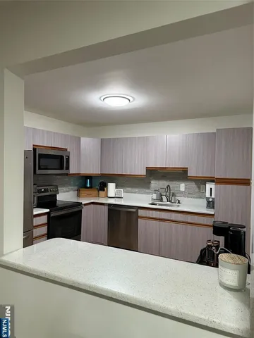 $530,000 | 758 Charles Court, Unit 6107, Fort Lee, NJ 07024