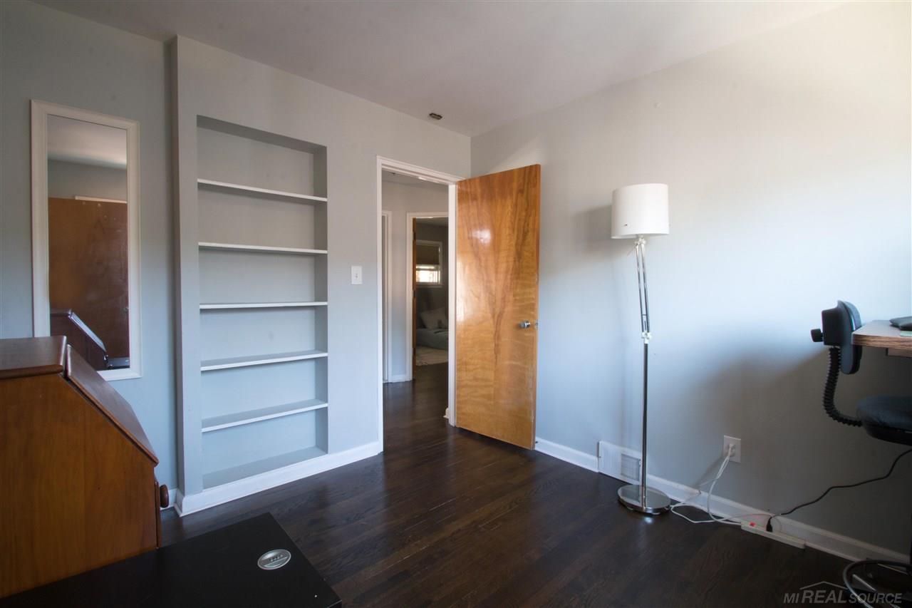 102 Normandy Road Royal Oak, MI 48073 - Photo 10 of 29 50045505-9.JPG