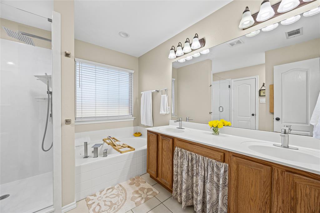 112 Springfield Lane Red Oak, TX 75165 - Photo 19 of 40 a bathroom with a tub sink and mirror