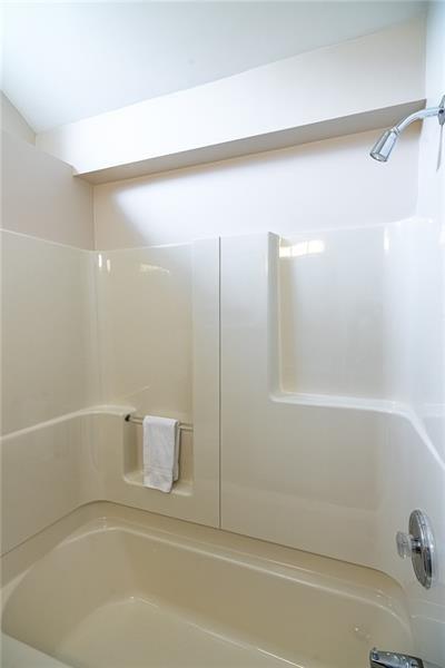 925 Greenhill Road Pittsburgh, PA 15209 - Photo 20 of 27 a bathroom with a bathtub