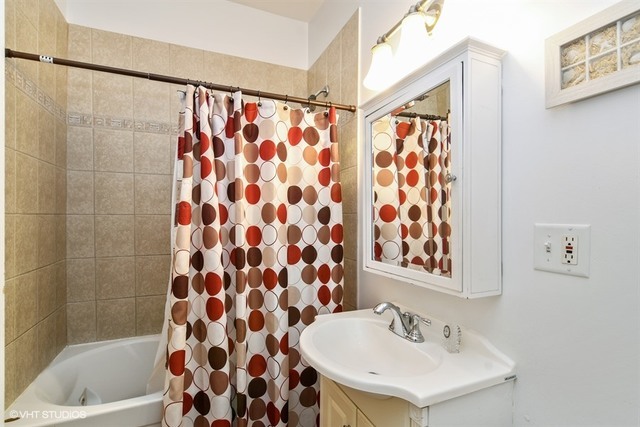2709 West Lawrence Avenue, Unit 3 Chicago, IL 60625 - Photo 8 of 10 a bathroom with a sink and a bathtub