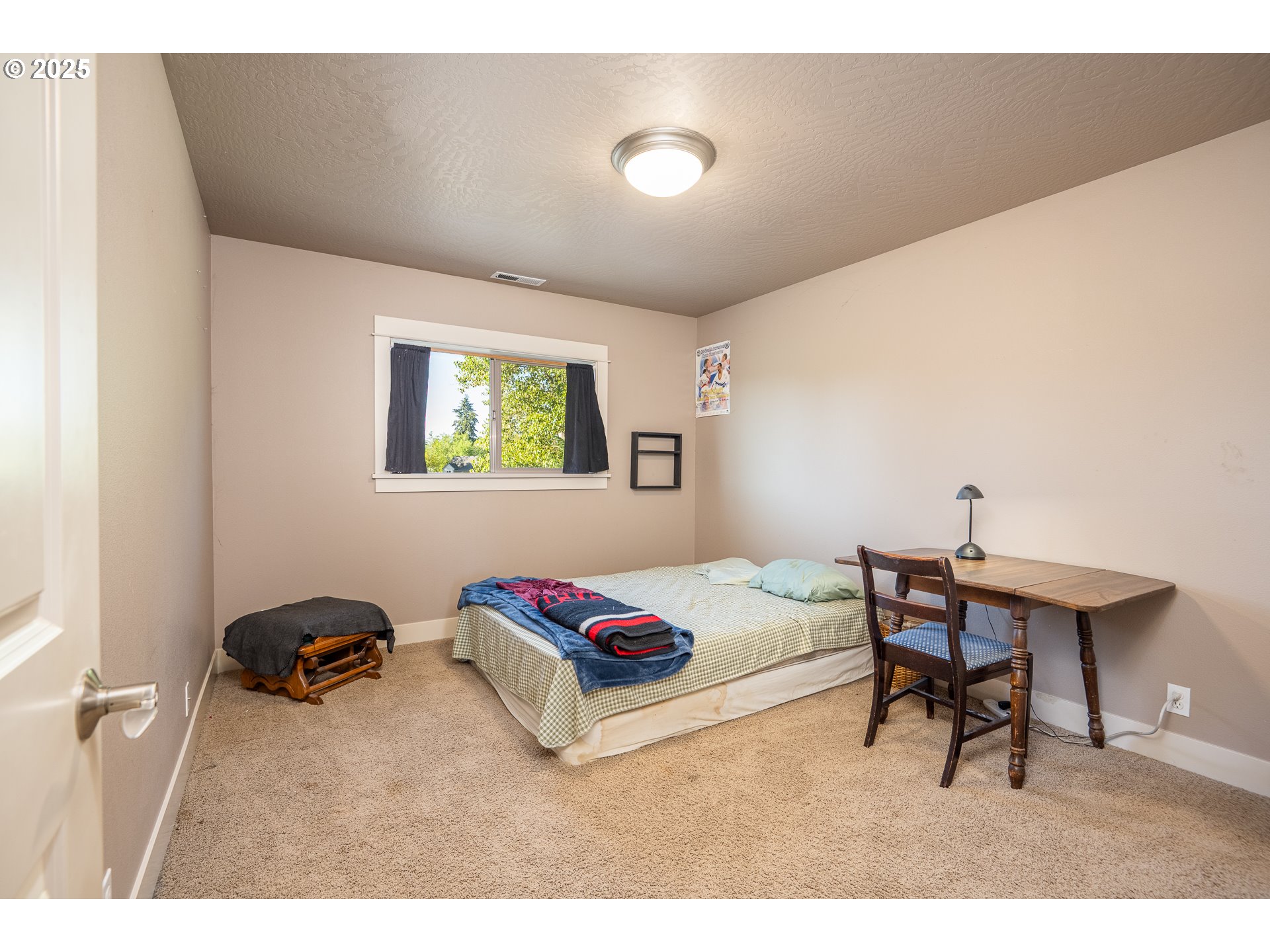 4756 Jessen Drive Eugene, OR 97402 - Photo 20 of 29 a living room with furniture and a dining table
