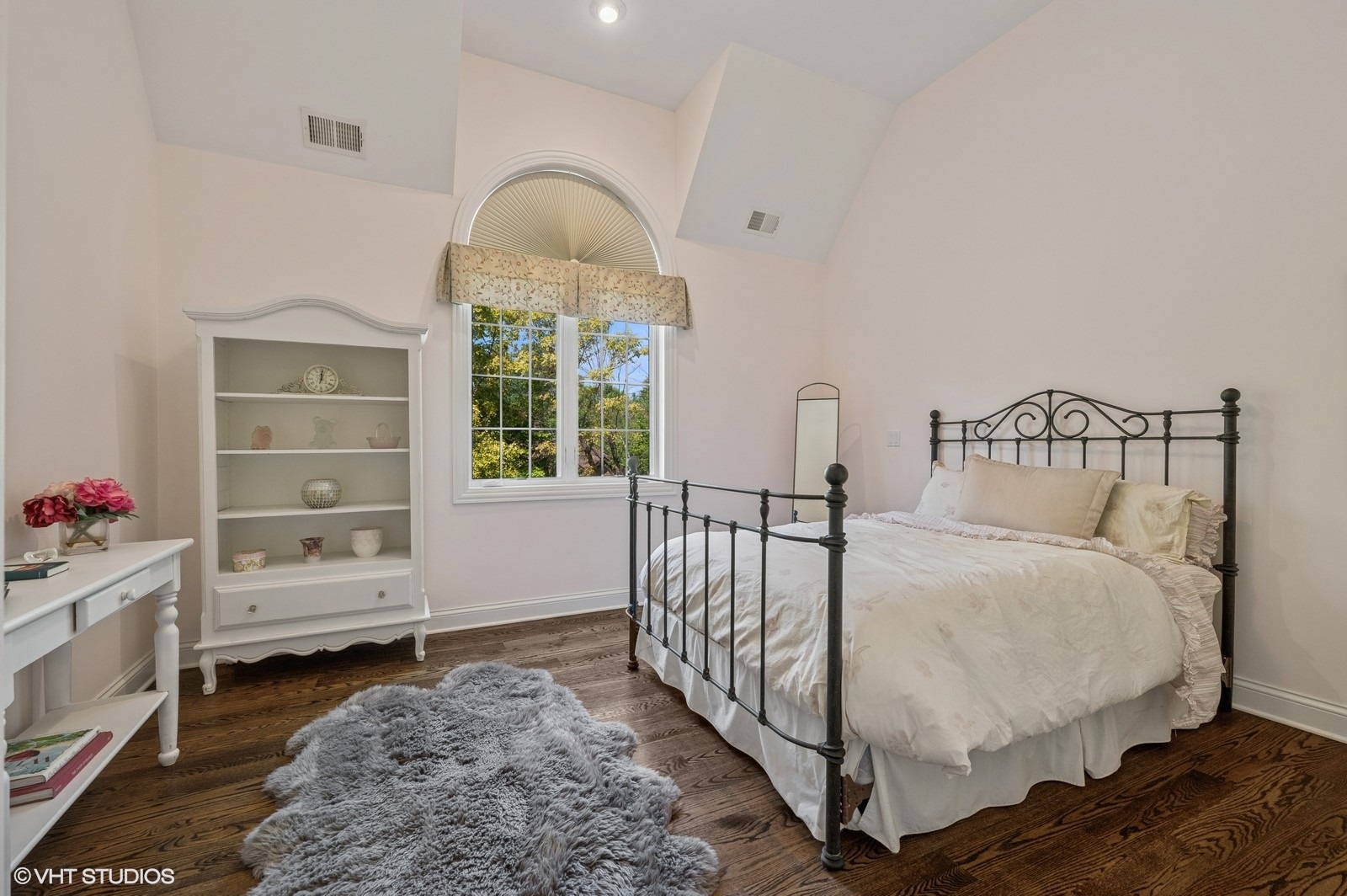 120 Maya Court Deerfield, IL 60015 - Photo 21 of 37 a bedroom with a bed and a window