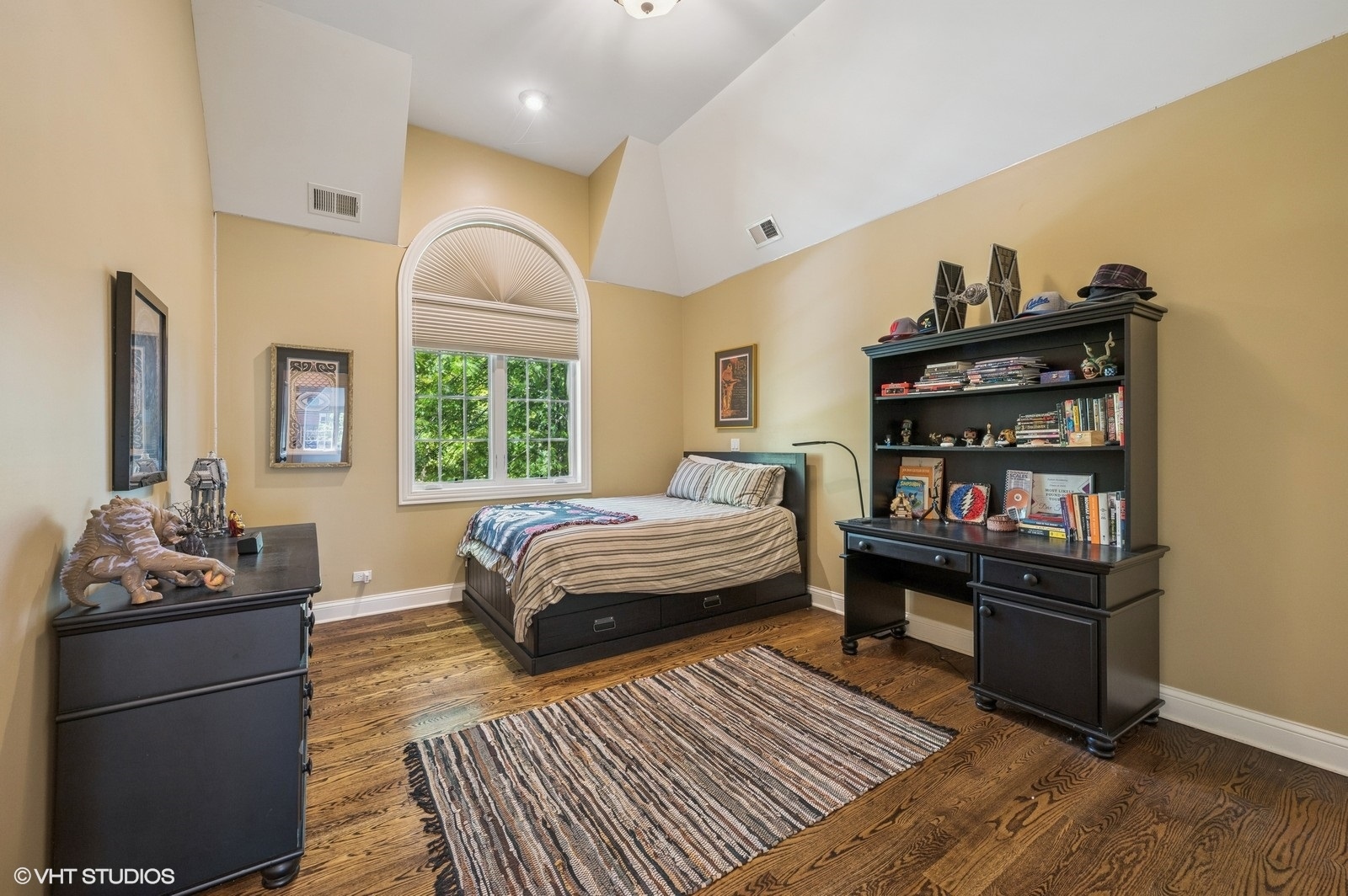 120 Maya Court Deerfield, IL 60015 - Photo 23 of 37 a bedroom with a bed and wooden floor